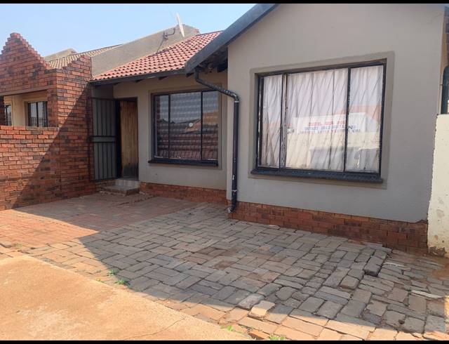 3 BEDROOM TOWNHOUSE FOR SALE IN PROTEA GLEN
